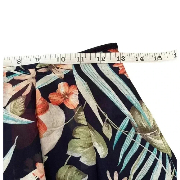 High Waisted Floral Shorts Size Small - Picture 4 of 7